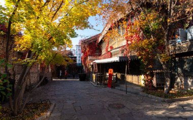 Pekin, Çin - 23 Ekim 2024: Sonbahar sezonu boyunca sabah Gubei Su Kenti sokak manzarası. Ünlü bir seyahat yeri..