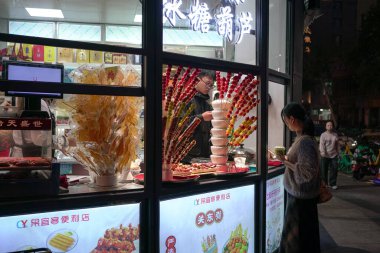 Pekin, Çin - 24 Ekim 2024: Wangfujin bölgesinde geleneksel kristal şeker meyvesi satan Pekin 'de alışveriş.