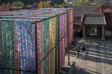 Pekin, Çin - 23 Ekim 2024: Beijing, Pekin 'deki Yongshun Dyehouse' da kurutulmak üzere güneşin altında asılı kalan bağlayıcı maddeler.