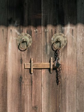 Tahta kapıdaki eski metal kapı tokmağı..