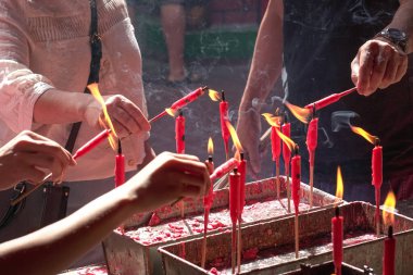 Çinli bir taocu tapınağın içinde mum yakanlar. Din ya da Çin bayramı konsepti.