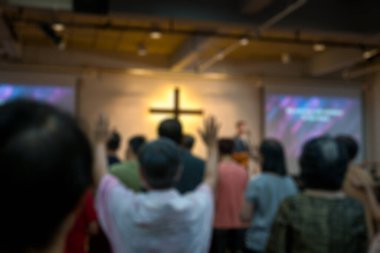 Hıristiyanların kilisede el kaldırarak ibadet etmesi. Odaklanmamış, arkaplan için uygun.