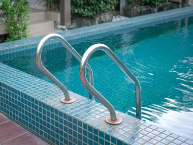 Paslanmaz çelik havuz merdivenli yüzme havuzu.