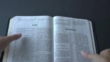 Kutsal İncil 'in Vahiy Kitabı' nı açıyorum..