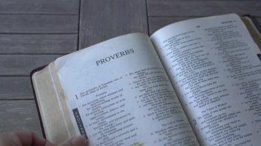 Kutsal İncil 'in Atasözleri kitabına dönersek....