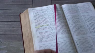 Kutsal İncil 'in Matthew' un kitabının 26 'ncı bölümünden kutsal kitabı okuyorum. Kutsal Komünyon Geçidi.