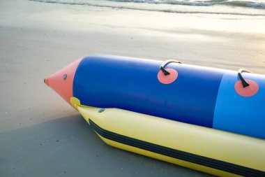 Sahilde renkli muz teknesi. Boşluğu kopyala.