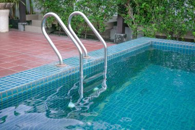 Paslanmaz çelik havuz merdivenli yüzme havuzu.