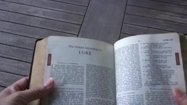 Sayfa, İncil 'deki Luke' un kitabını gösteriyor..