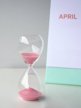 Nisan takviminin yanındaki kum saati. Boşluğu kopyala.