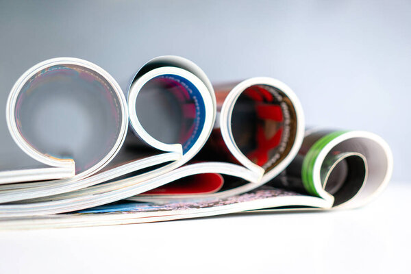 Склад журналов, изолированный на светлом фоне. Копирование пространства.