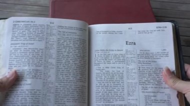 İncil 'deki Eski Ahit' in Ezra 'nın Kitabı.