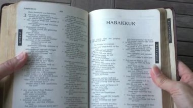 İncil 'deki Eski Ahit' in Habakkuk Kitabı..