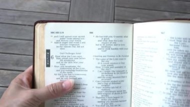 Kutsal İncil 'deki Eski Ahit' in Micah Kitabı. Geçide yakın Micah bölüm 6 ayet 8.