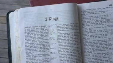 İncil 'in Eski Ahit' indeki 2 kralın kitabı..