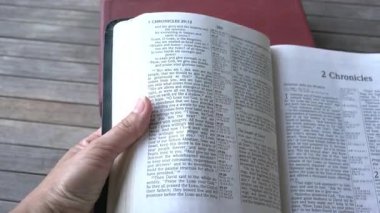 Kutsal İncil 'in Eski Ahit' indeki 2 Chronicles kitabı.