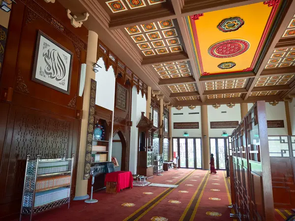Klang, Malezya - 1 Nisan 2025: Mescid Jamek Cina Müslüman Klang, Selangor, Malezya Tavanı manzaralı iç mekan.