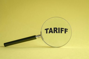 Sarı arkaplandaki büyüteç Tarifeli.