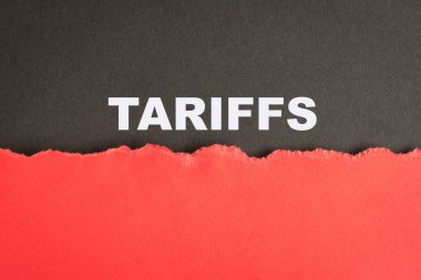Tarrifler, kırmızı yırtık kağıdın üzerinde siyah arkaplan haberi.