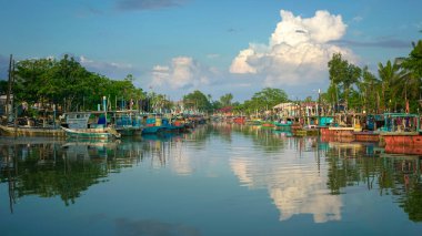 Muar, Malezya - 24 Aralık 2025: Johor Eyaleti, Malezya 'nın Muar kentindeki Parit Jawa' da balıkçı iskelesinin görüntüsü.