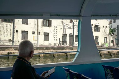 Melaka, Malezya - 26 Aralık 2025: Melaka Nehri 'ndeki tekne turundan kalma Melaka miras binalarının manzarası.