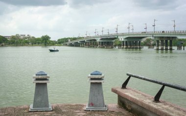 Muar, Johor - 24 Mar 2025: Jambatan Sultan İsmail 'in Muar Nehri üzerindeki köprüsü, Johor eyaleti Malezya.