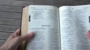Kutsal İncil 'in Eski Ahit' inde Nahum 'un Kitabı.
