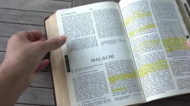 Kutsal İncil 'in Eski Ahit' inde Malachi 'nin kitabını açıyorum..