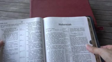 Kutsal İncil 'in Eski Ahit' inde Nehemiah 'ın Kitabı.