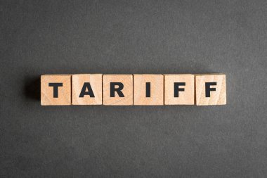 Tariff, tahta bloklar hakkında bir söz var. Koyu gri yüzeye karşı.