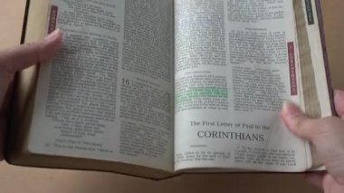 İncil 'in Yeni Ahit' inde 1 Korintlilerin kitabı..