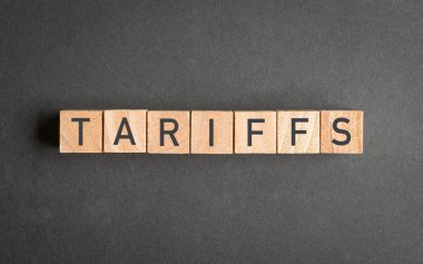 Tarifeler, tahta bloklar hakkında bir söz. Koyu gri yüzeye karşı.