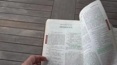 Kutsal İncil 'in Yeni Ahit' indeki İbraniler Kitabı..