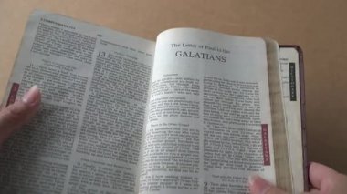 Kutsal İncil 'in Yeni Ahit' inde Galatyalılar 'ın Kitabı.