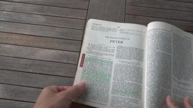 İncil 'in Yeni Ahit' inde 2. Peter 'ın kitabı..
