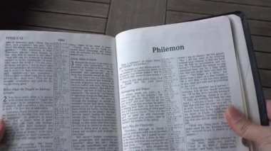 Kutsal İncil 'in Yeni Ahit' indeki Philemon kitabı..