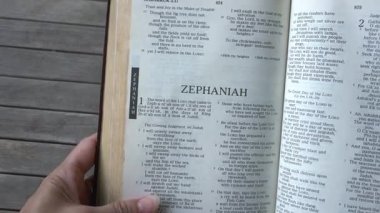 Kutsal İncil 'in Eski Ahit' inde Zephaniah 'ın Kitabı.