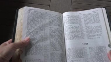 İncil 'in Yeni Ahit' inde Titus 'un Kitabı.