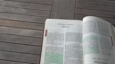 İncil 'in Yeni Ahit' inde Titus 'un Kitabı.
