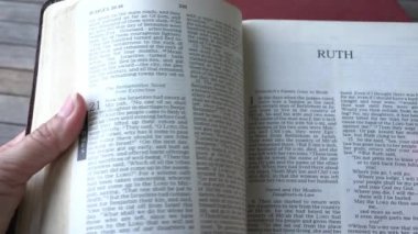 Kutsal İncil 'in Eski Ahit' inde Ruth 'un Kitabı.