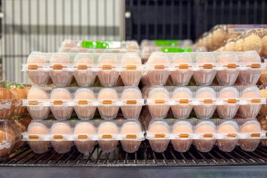 Süpermarket raflarında tavuk yumurtası. Temel gıda ya da market konsepti.