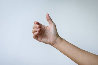 Görünmez bir telefon ya da nesne hareketi tutan bir kadın. Beyaz arkaplanda izole.