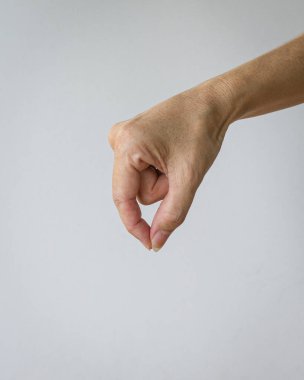 Kadın eli, bir şeyleri çimdiklemek için uzanma hareketi yapar. Beyaz arkaplanda izole.