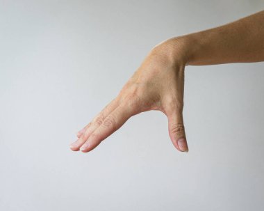 Kadın eli bir şey almak için uzanma hareketi yapar. Beyaz arkaplanda izole.