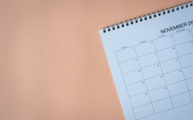 Bej tablo arka planında takvim sayfası. Üst Manzara. Boşluğu kopyala.