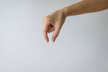 Kadın eli, görünmez bir şeyi kaldırma hareketi yapar. Beyaz arkaplanda izole.