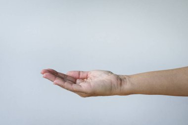 Kadın eli, içi boş, avuç içi yukarı bakacak ve nesne için boşluk olacak. Beyaz arkaplanda izole edilmiş, boşluğu kopyala.