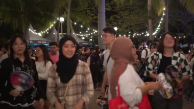 Kuala Lumpur, Malezya - 12 Temmuz 2025: Sunway City 'de düzenlenen 49. Bon Odori Festivali' nde dans edenler.