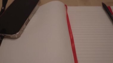 Not defterine gözlük koyma görüntüsünü kapat. 