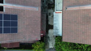 Hücre panelleri ya da çatıya yerleştirilmiş PV modülleri olan güneş enerjisi. Konutlarda yenilenme enerjisi kavramı.